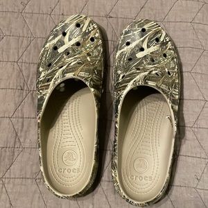 Crocs camo mules